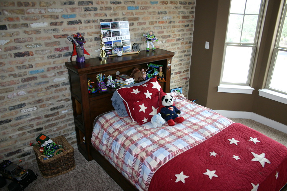 Foto di una cameretta da letto da 4 a 10 anni country di medie dimensioni con pareti marroni, moquette e pavimento beige