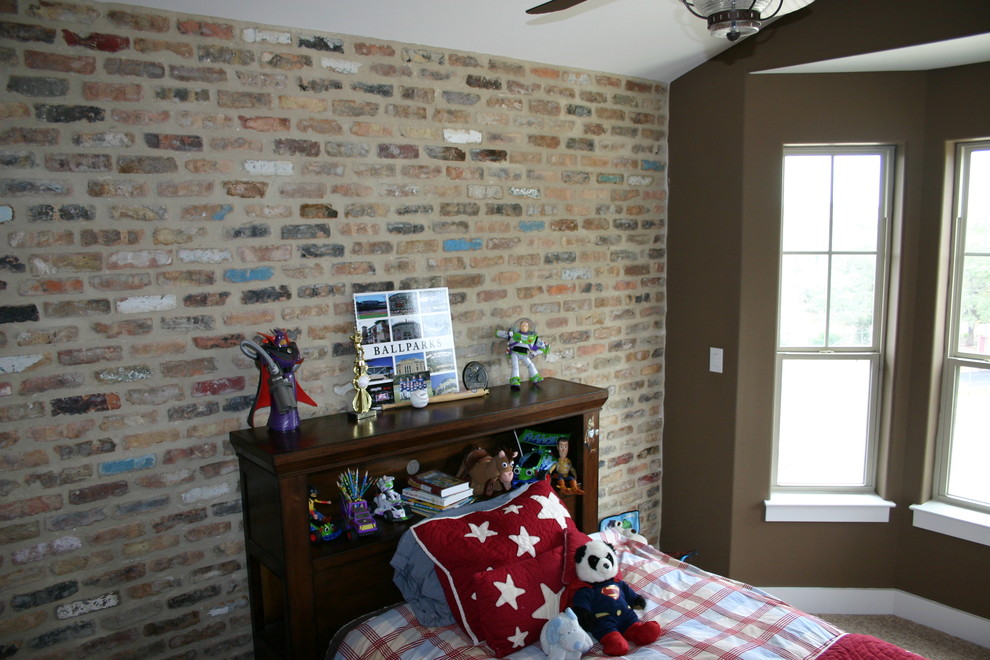 Idéer för mellanstora lantliga barnrum kombinerat med sovrum och för 4-10-åringar, med bruna väggar, heltäckningsmatta och beiget golv