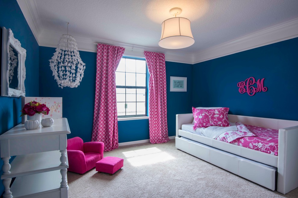 Idée de décoration pour une chambre d'enfant de 4 à 10 ans méditerranéenne de taille moyenne avec un mur bleu et moquette.