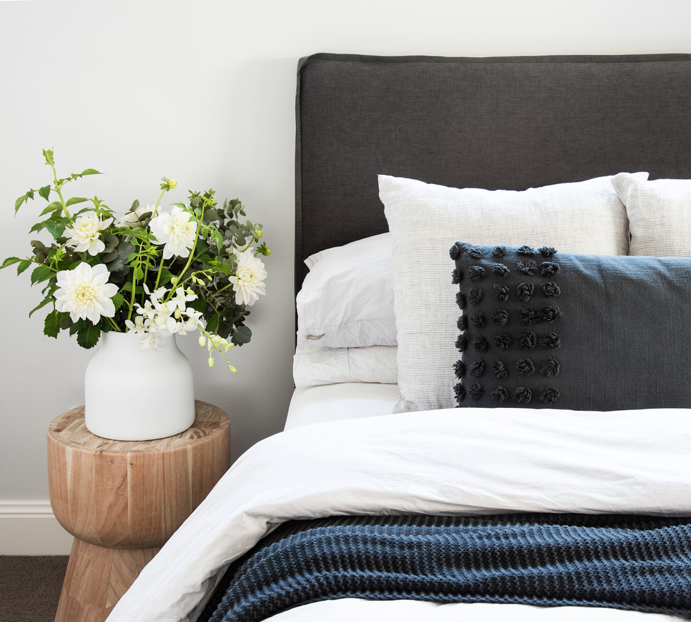 Foto de dormitorio actual de tamaño medio con paredes grises, moqueta y suelo beige