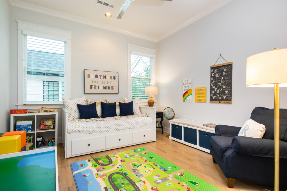 Idee per una stanza dei giochi da 1 a 3 anni stile marino con pareti grigie, parquet chiaro e pavimento beige