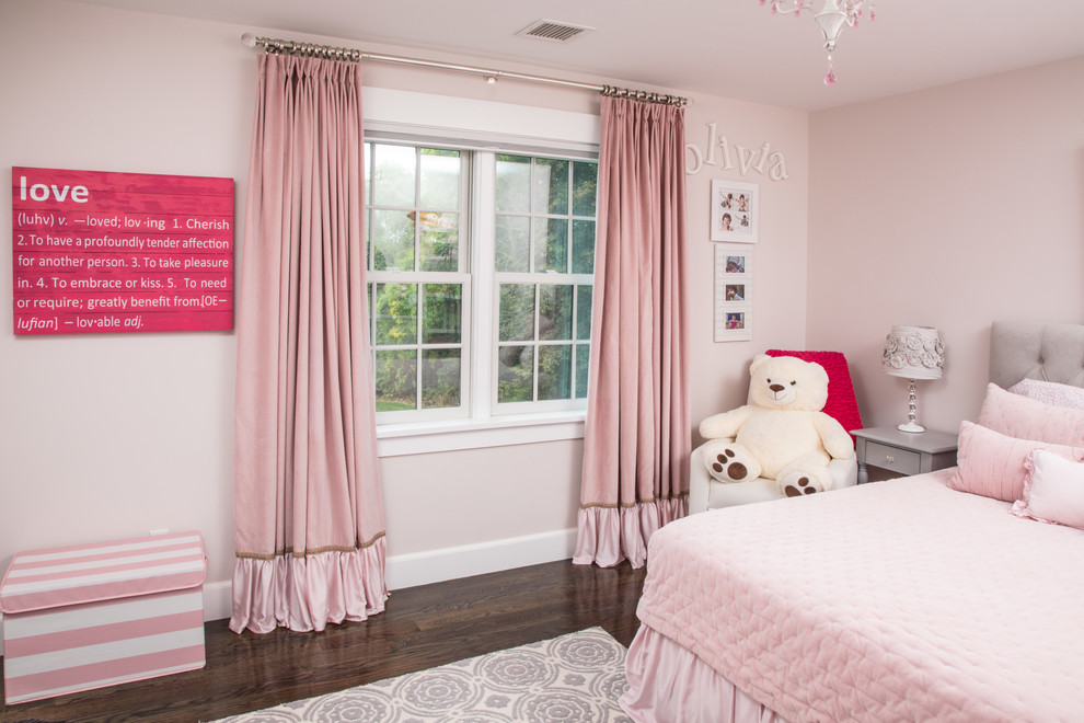 Foto di una cameretta per bambini da 4 a 10 anni stile shabby di medie dimensioni con pareti rosa, parquet scuro e pavimento marrone