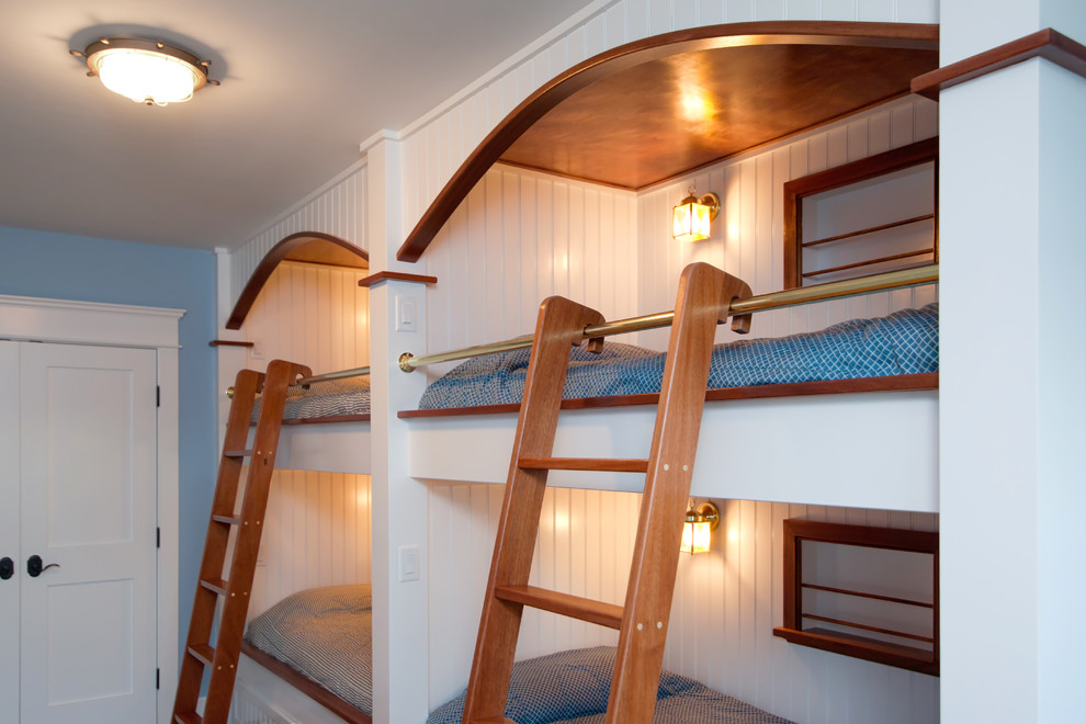 Ejemplo de dormitorio infantil de 4 a 10 años costero de tamaño medio con paredes azules, suelo de madera oscura y suelo marrón