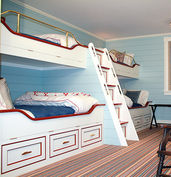 Neutrales Maritimes Jugendzimmer mit Schlafplatz, blauer Wandfarbe und Teppichboden in Boston