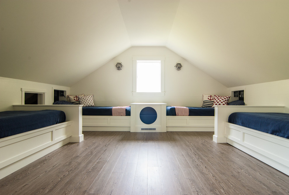 Bild på ett stort maritimt könsneutralt barnrum kombinerat med sovrum, med vita väggar, mörkt trägolv och brunt golv