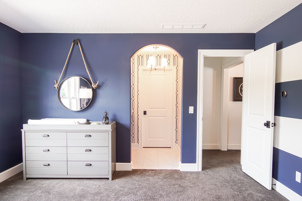 Cette photo montre une chambre d'enfant de 1 à 3 ans nature avec un mur bleu, moquette et un sol gris.