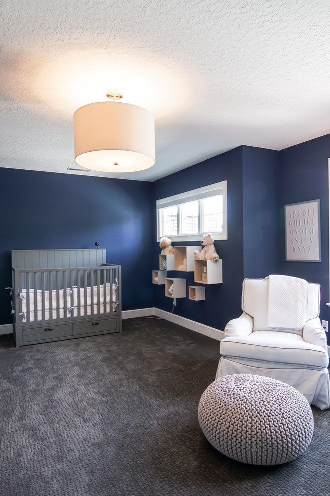 Esempio di una cameretta per neonato country con pareti blu, moquette e pavimento grigio