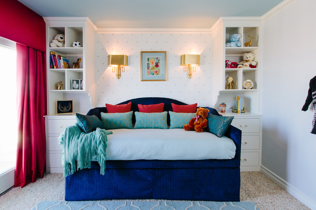 Idee per una piccola cameretta per bambini da 1 a 3 anni classica con pareti blu, moquette e pavimento beige