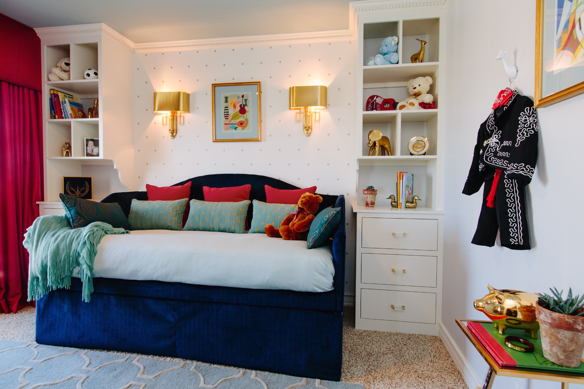 Idéer för att renovera ett litet vintage barnrum kombinerat med sovrum, med blå väggar, heltäckningsmatta och beiget golv