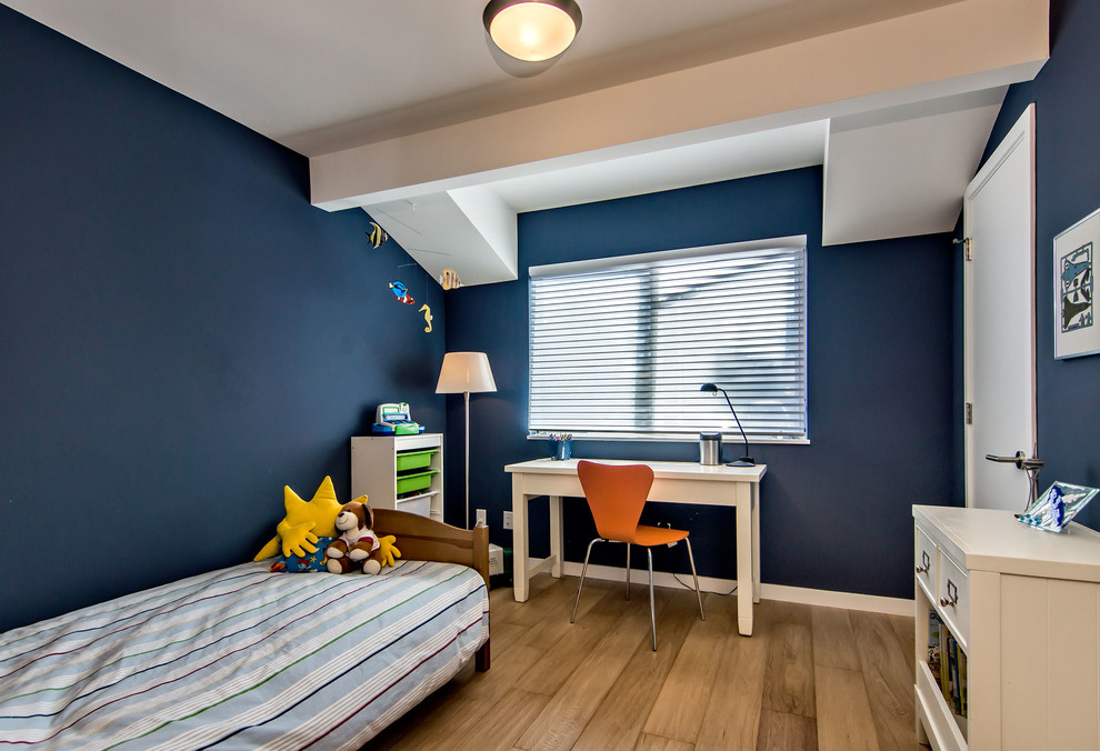 Mittelgroßes Retro Jungszimmer mit blauer Wandfarbe, Schlafplatz, braunem Holzboden und braunem Boden in San Francisco