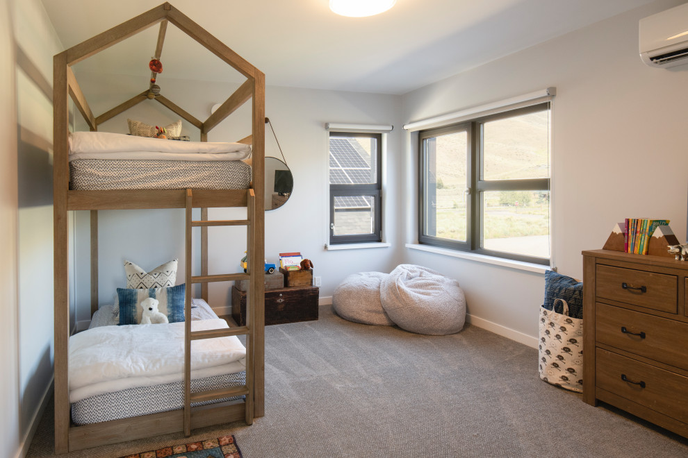 Idée de décoration pour une chambre d'enfant champêtre avec un mur gris, moquette et un sol gris.