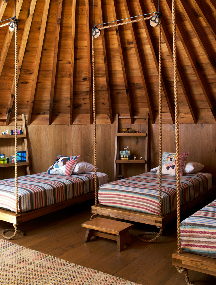 Neutrales Rustikales Kinderzimmer mit Schlafplatz, brauner Wandfarbe, braunem Holzboden und braunem Boden in San Francisco