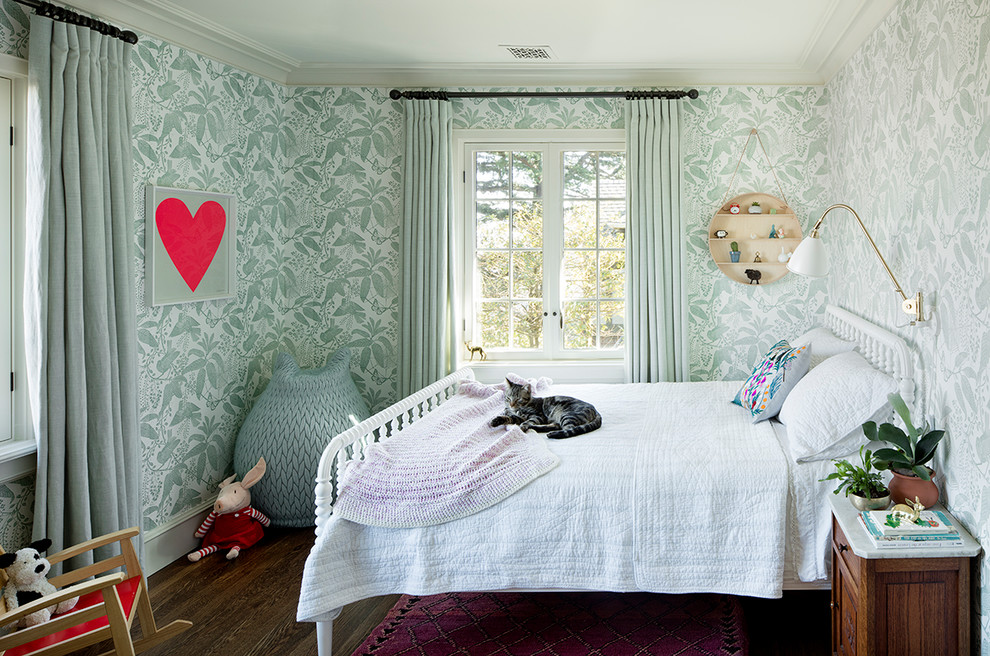 Foto på ett vintage flickrum kombinerat med sovrum, med gröna väggar, mörkt trägolv och brunt golv