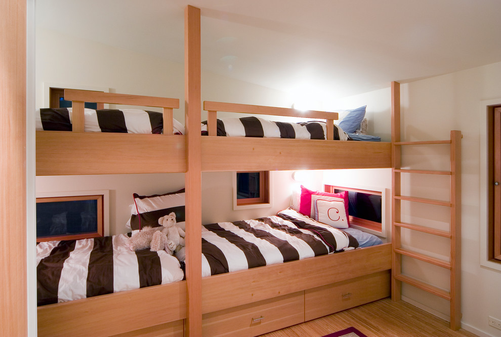 Idéer för ett litet modernt könsneutralt barnrum kombinerat med sovrum och för 4-10-åringar, med vita väggar och ljust trägolv