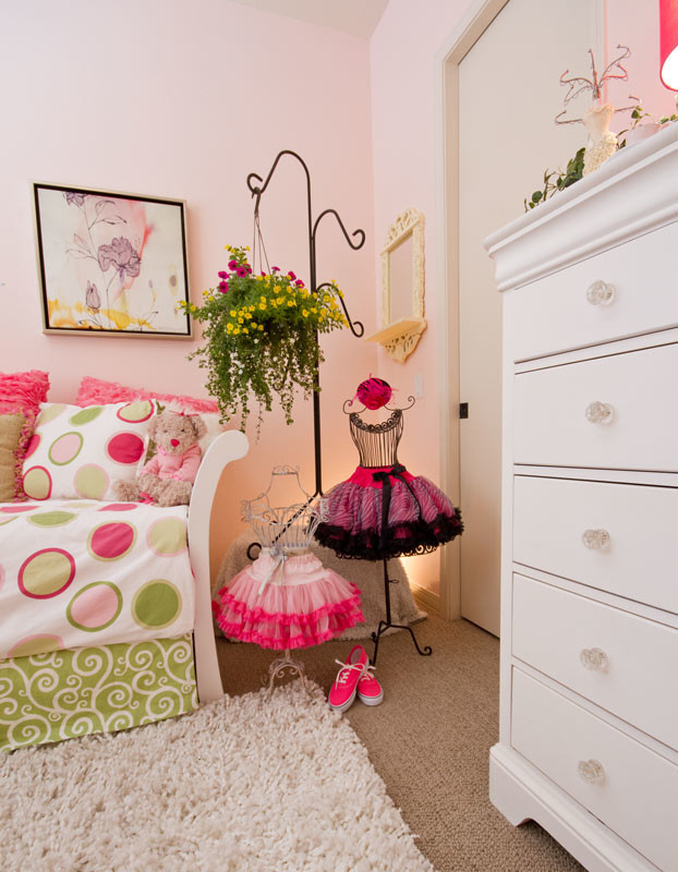 Стильный дизайн: маленькая детская в стиле шебби-шик с спальным местом, розовыми стенами и ковровым покрытием для на участке и в саду, ребенка от 4 до 10 лет, девочки - последний тренд