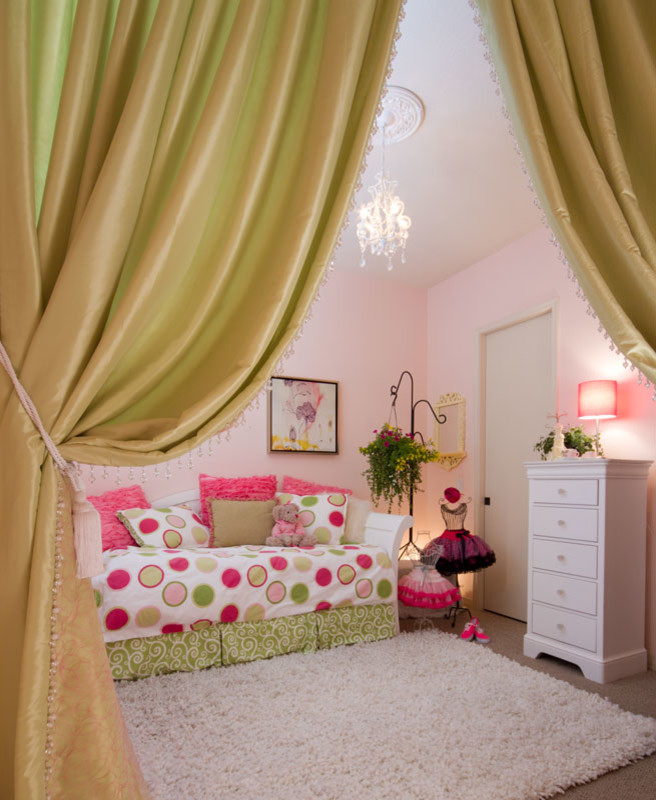 Shabby chic-inspirerad inredning av ett litet flickrum kombinerat med sovrum och för 4-10-åringar, med rosa väggar och heltäckningsmatta