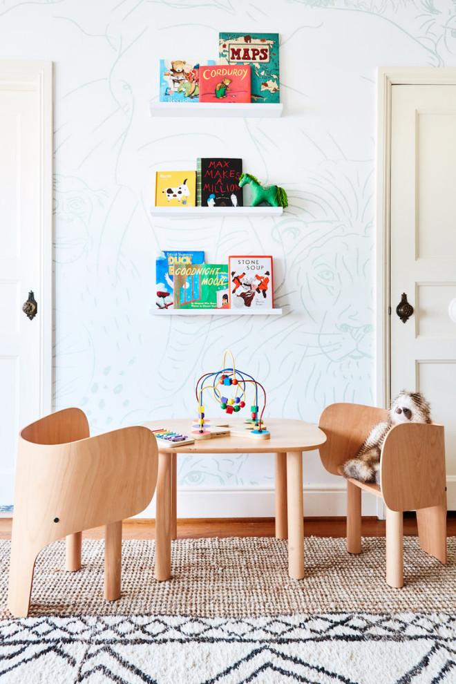 Aménagement d'une salle de jeux d'enfant classique avec un mur blanc, un sol en bois brun, un sol marron et du papier peint.