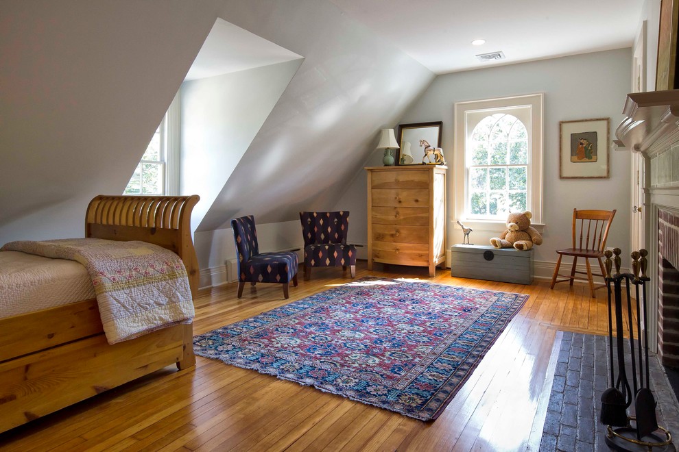 Ejemplo de dormitorio infantil de 4 a 10 años clásico con paredes grises y suelo de madera en tonos medios