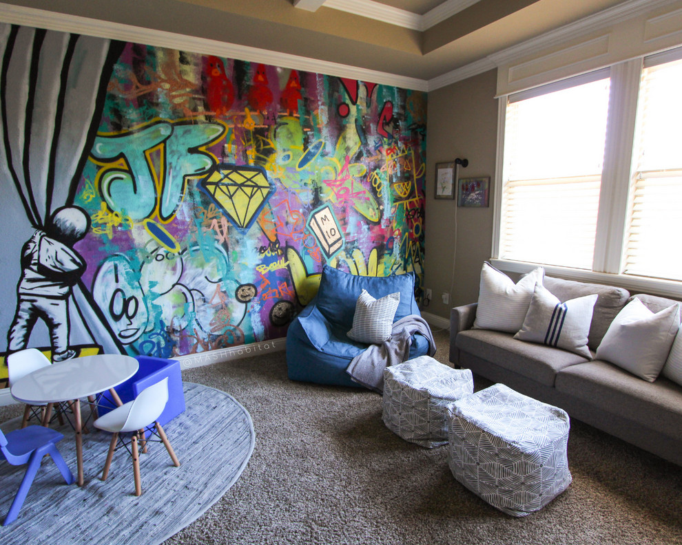 Aménagement d'une grande chambre d'enfant de 4 à 10 ans contemporaine avec un mur multicolore, moquette et un sol beige.