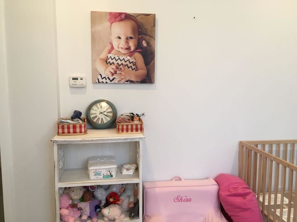 Inspiration för ett vintage könsneutralt småbarnsrum, med beige väggar och ljust trägolv