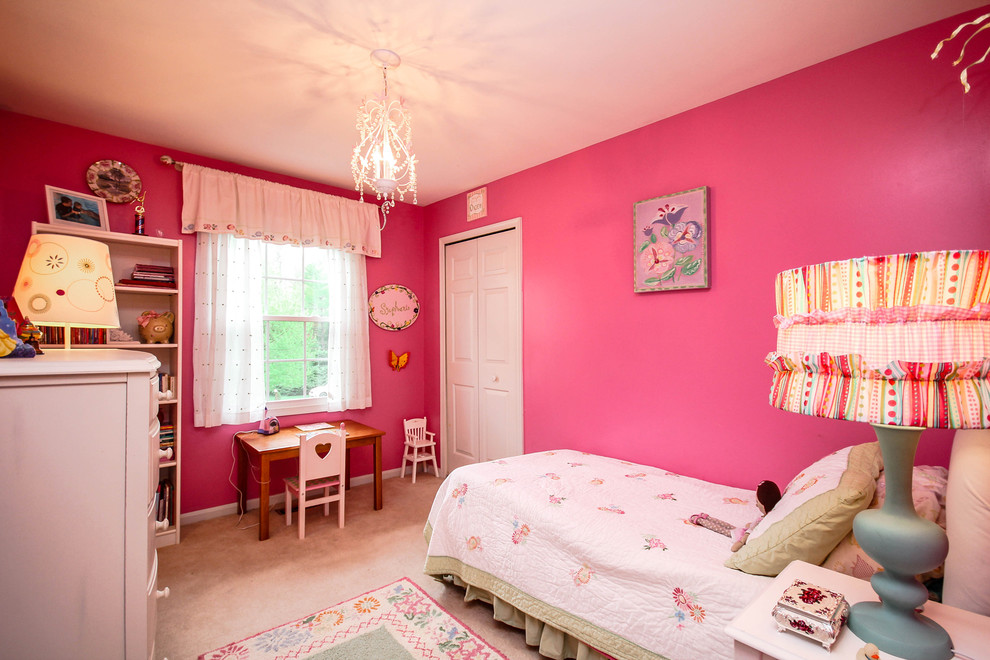 Modelo de dormitorio infantil de 4 a 10 años clásico con paredes rosas y moqueta