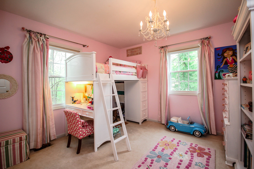 Inredning av ett klassiskt mellanstort flickrum kombinerat med sovrum och för 4-10-åringar, med rosa väggar och heltäckningsmatta