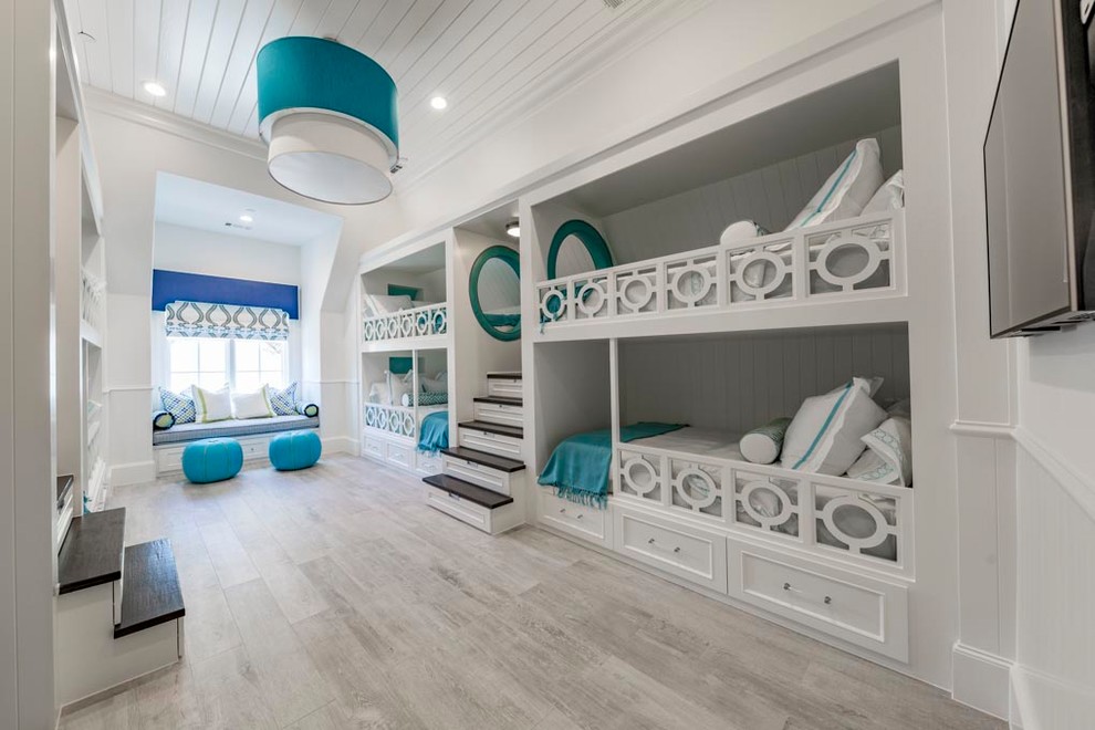 Exempel på ett mellanstort klassiskt könsneutralt barnrum kombinerat med sovrum, med vita väggar, ljust trägolv och beiget golv