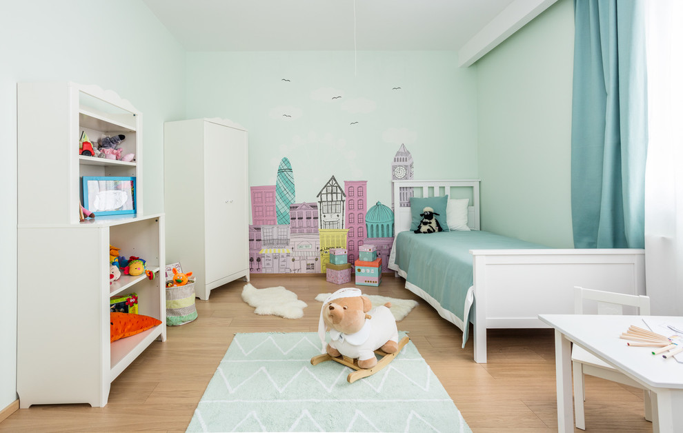 他の地域にある中くらいなコンテンポラリースタイルのおしゃれな子供部屋 (緑の壁、淡色無垢フローリング、児童向け) の写真