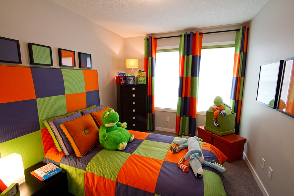 Neutrales Modernes Kinderzimmer mit Schlafplatz, grauer Wandfarbe und Teppichboden in Calgary