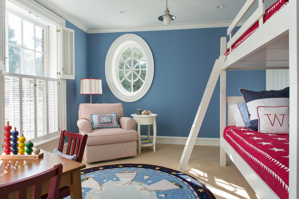 Neutrales Maritimes Kinderzimmer mit Schlafplatz, blauer Wandfarbe, Teppichboden und beigem Boden in New York