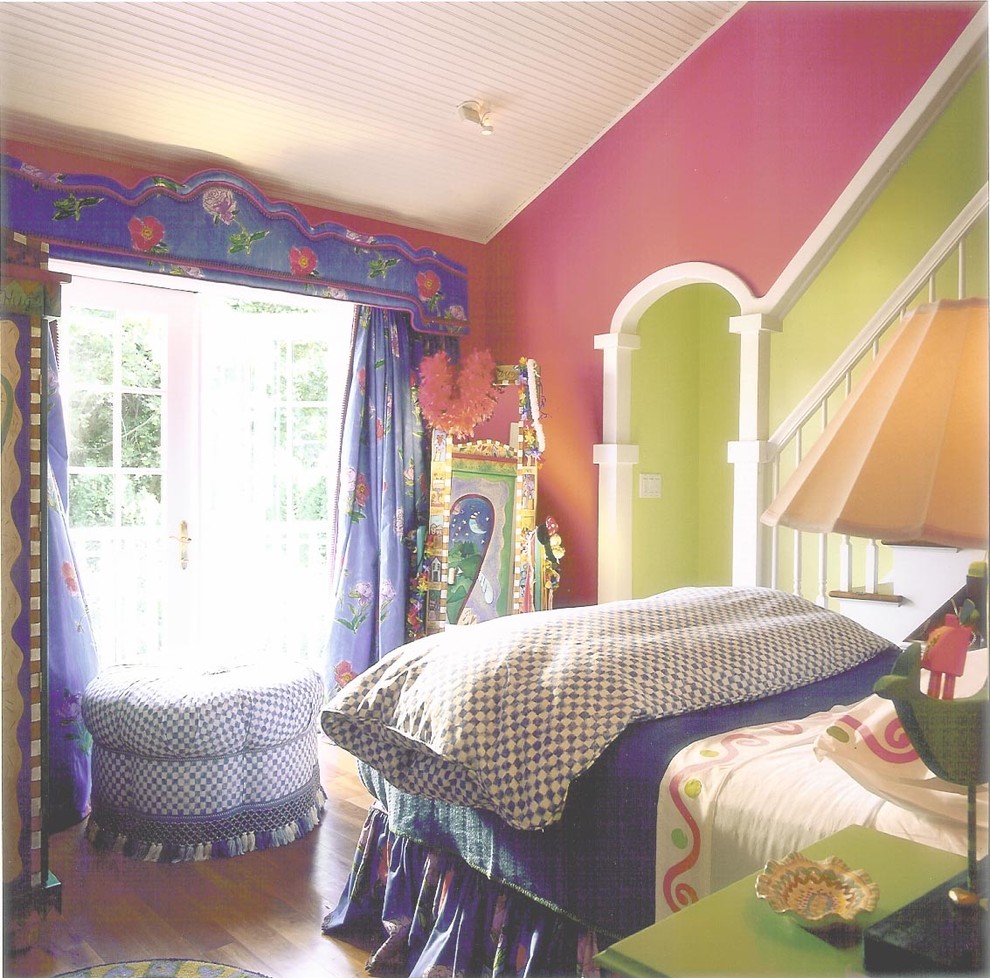 Inredning av ett eklektiskt mellanstort könsneutralt barnrum kombinerat med sovrum och för 4-10-åringar, med flerfärgade väggar och mörkt trägolv