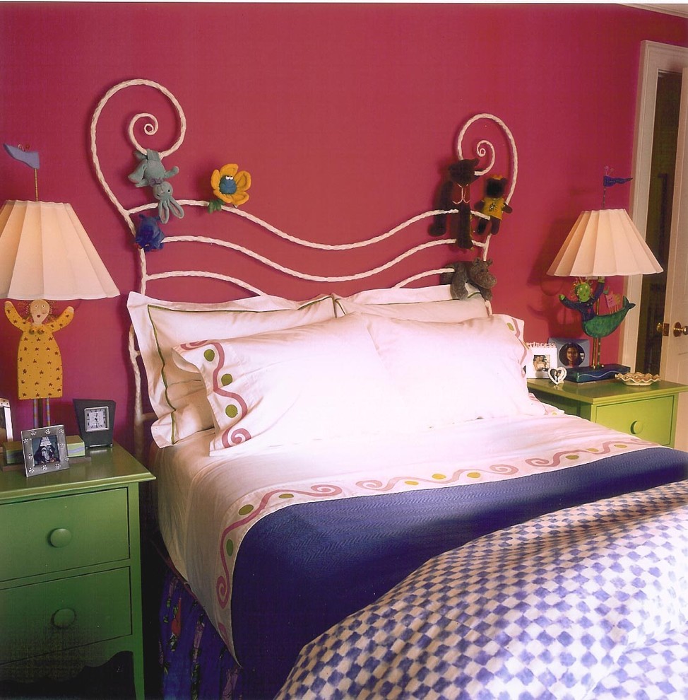 Immagine di una cameretta per bambini da 4 a 10 anni eclettica di medie dimensioni con pareti multicolore e parquet scuro