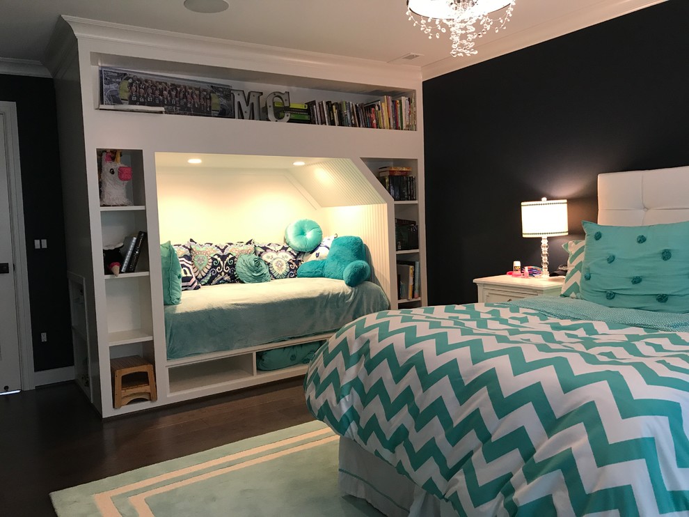 Ejemplo de dormitorio infantil tradicional renovado grande con paredes azules, suelo de baldosas de cerámica y suelo marrón