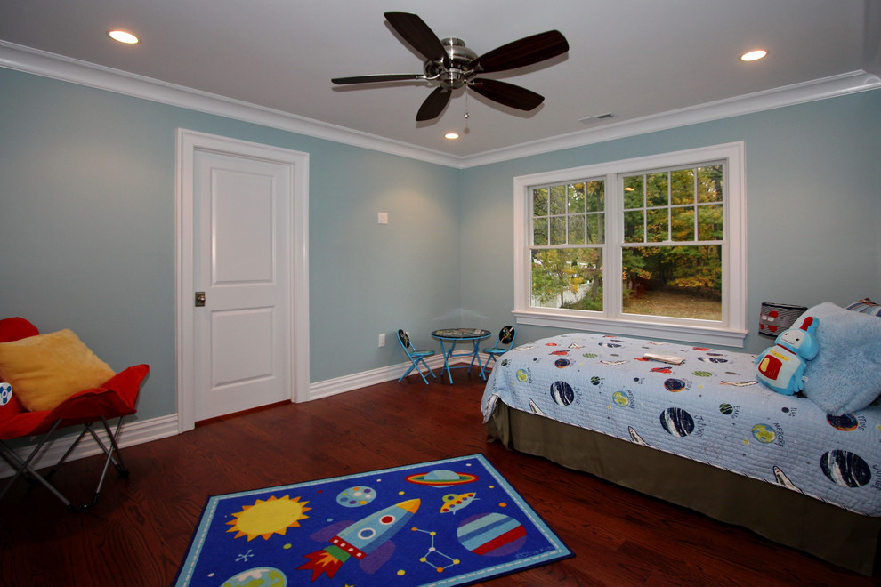 Diseño de dormitorio infantil de 4 a 10 años tradicional renovado de tamaño medio con paredes azules y suelo de madera oscura