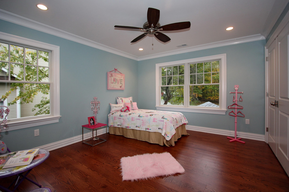 Modelo de dormitorio infantil de 4 a 10 años clásico renovado de tamaño medio con paredes azules y suelo de madera oscura