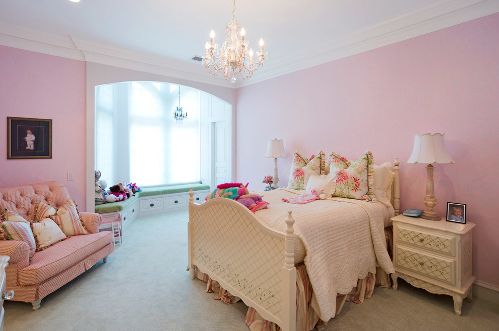 На фото: большая детская в классическом стиле с спальным местом, розовыми стенами, ковровым покрытием и серым полом для ребенка от 4 до 10 лет, девочки