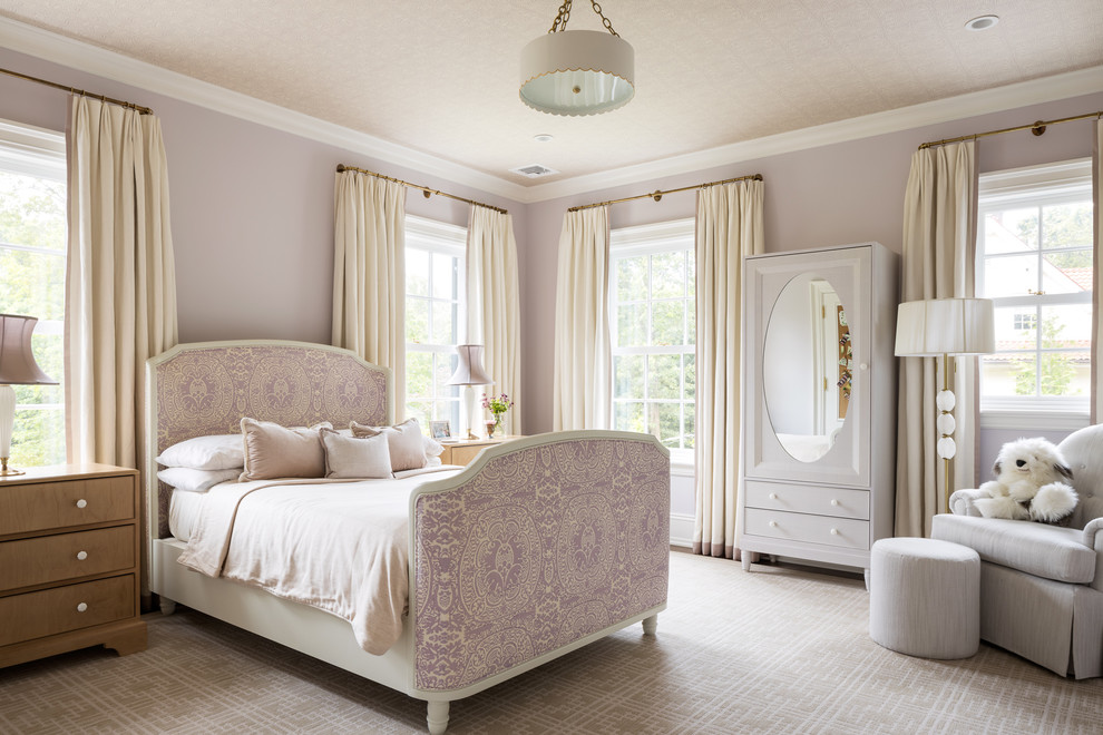 Klassisches Mädchenzimmer mit Schlafplatz und lila Wandfarbe in New York