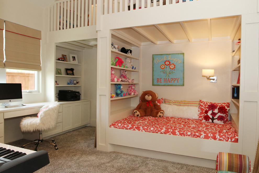 Idéer för mellanstora funkis flickrum kombinerat med sovrum och för 4-10-åringar, med vita väggar och heltäckningsmatta