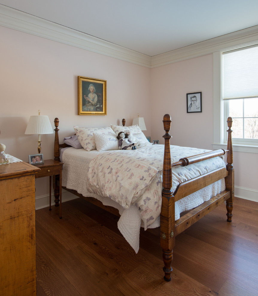 Exempel på ett mellanstort klassiskt flickrum kombinerat med sovrum och för 4-10-åringar, med rosa väggar
