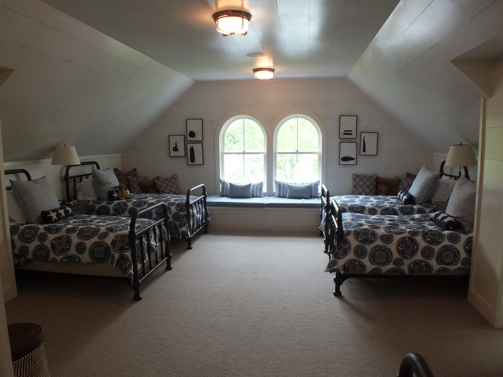 Idéer för stora vintage barnrum kombinerat med sovrum, med vita väggar och heltäckningsmatta
