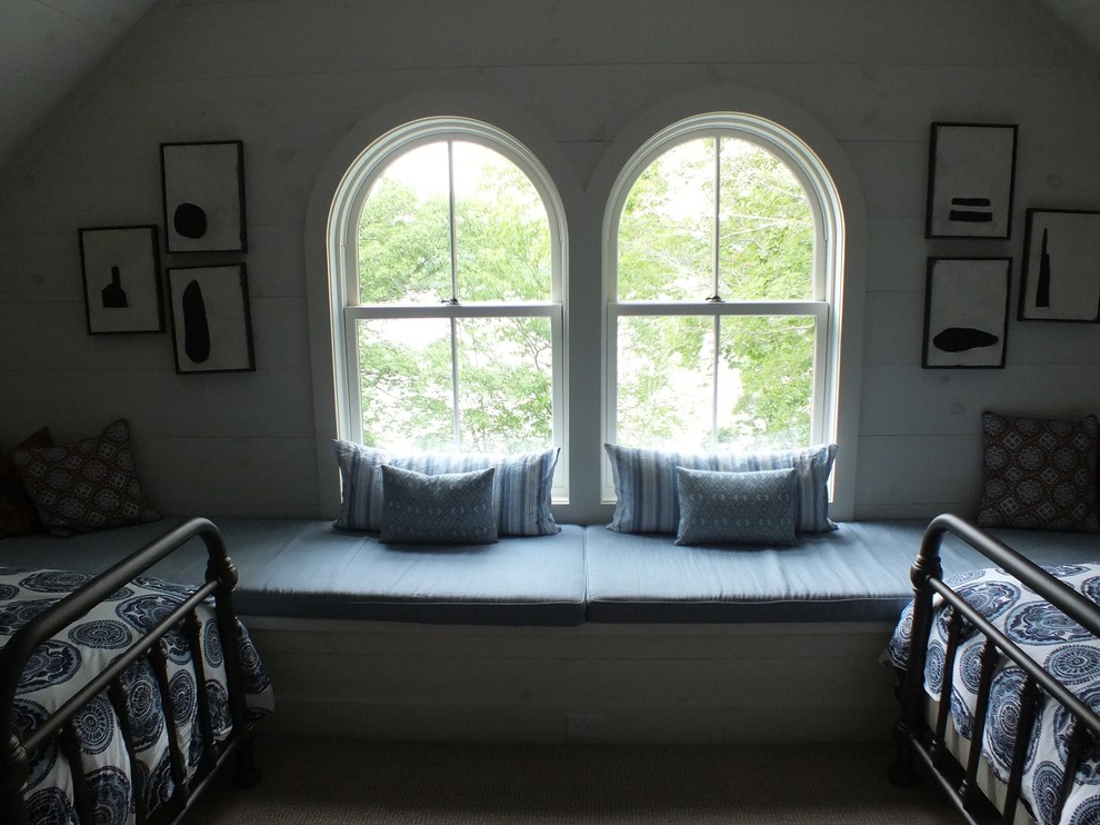 Ejemplo de dormitorio infantil clásico grande con paredes blancas y moqueta