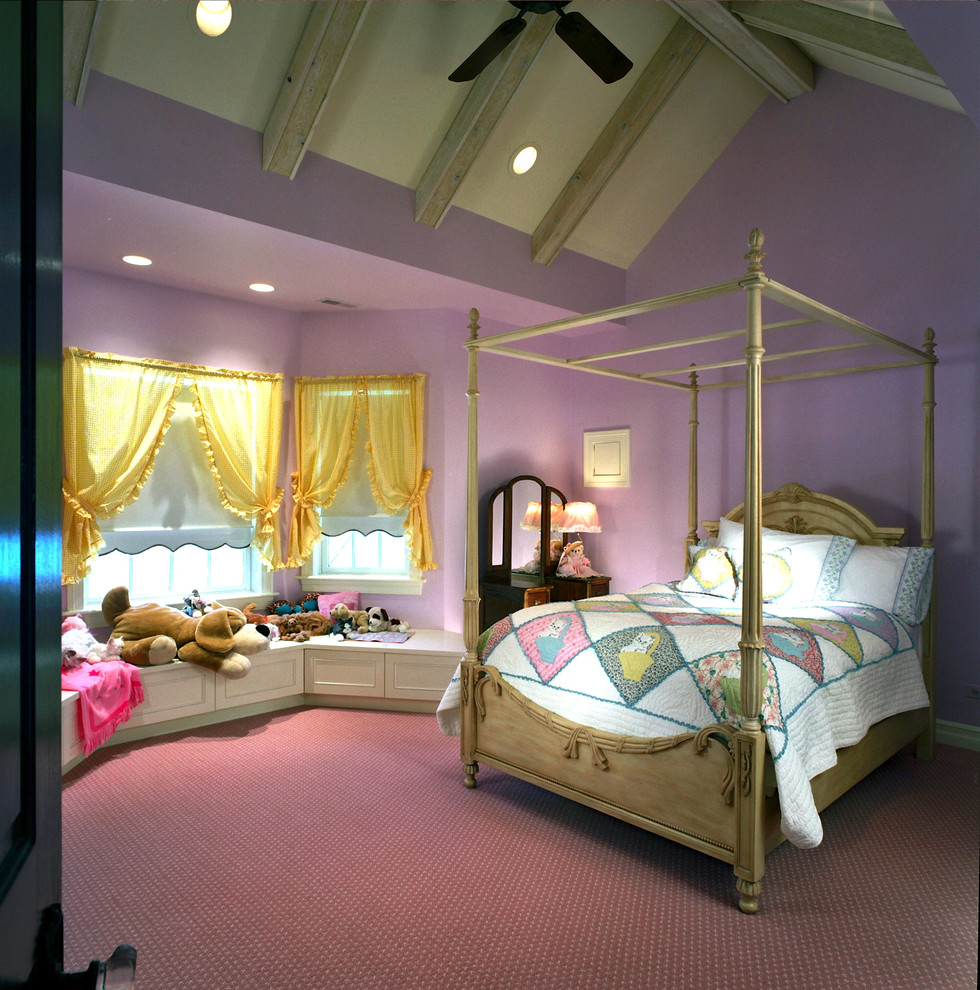 На фото: детская в классическом стиле с спальным местом, фиолетовыми стенами, ковровым покрытием и фиолетовым полом для ребенка от 4 до 10 лет, девочки