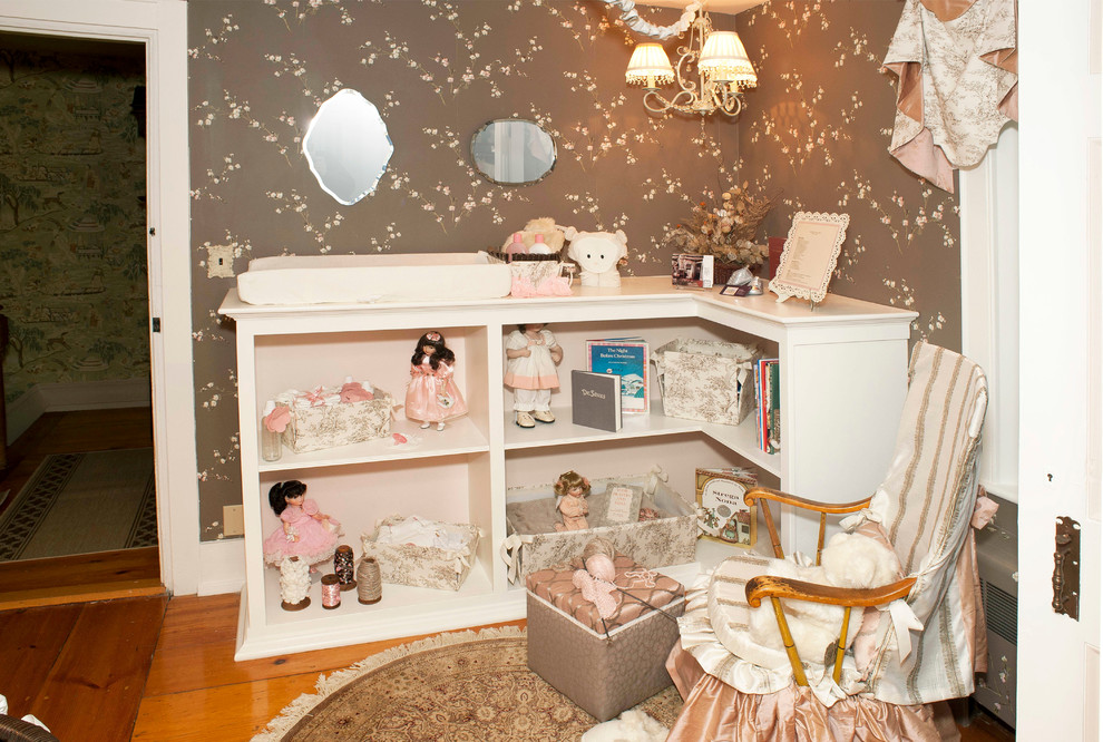 Mittelgroßes Shabby-Style Mädchenzimmer mit Schlafplatz, brauner Wandfarbe und hellem Holzboden in Boston