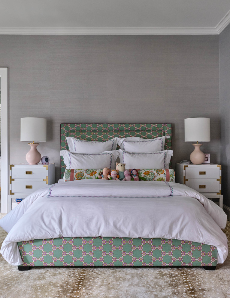 Imagen de dormitorio infantil clásico renovado con paredes grises y suelo beige
