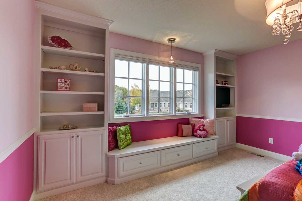 Inspiration för mellanstora amerikanska flickrum kombinerat med sovrum och för 4-10-åringar, med rosa väggar och heltäckningsmatta