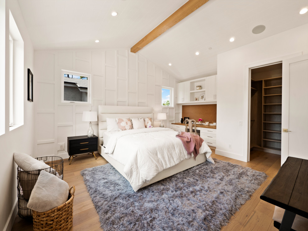Idéer för stora lantliga könsneutrala tonårsrum kombinerat med sovrum, med vita väggar och ljust trägolv
