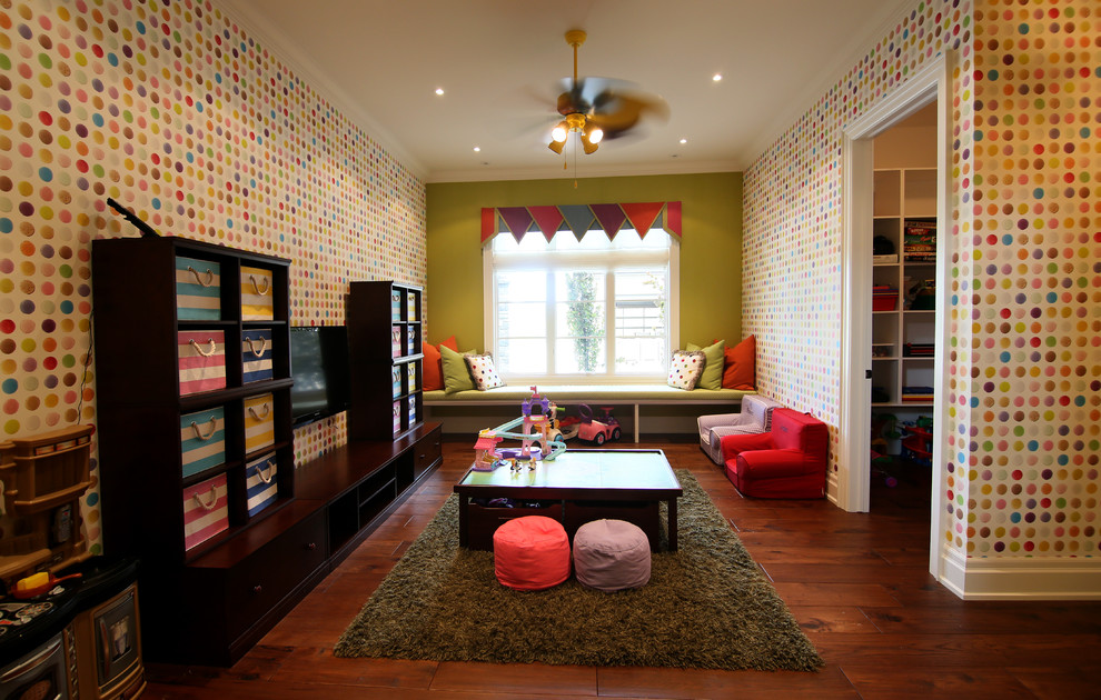 Klassisches Mädchenzimmer mit Spielecke, bunten Wänden und dunklem Holzboden in Toronto
