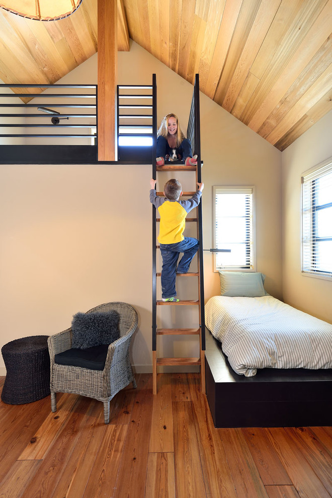 Modern inredning av ett stort könsneutralt barnrum kombinerat med sovrum, med mellanmörkt trägolv och vita väggar