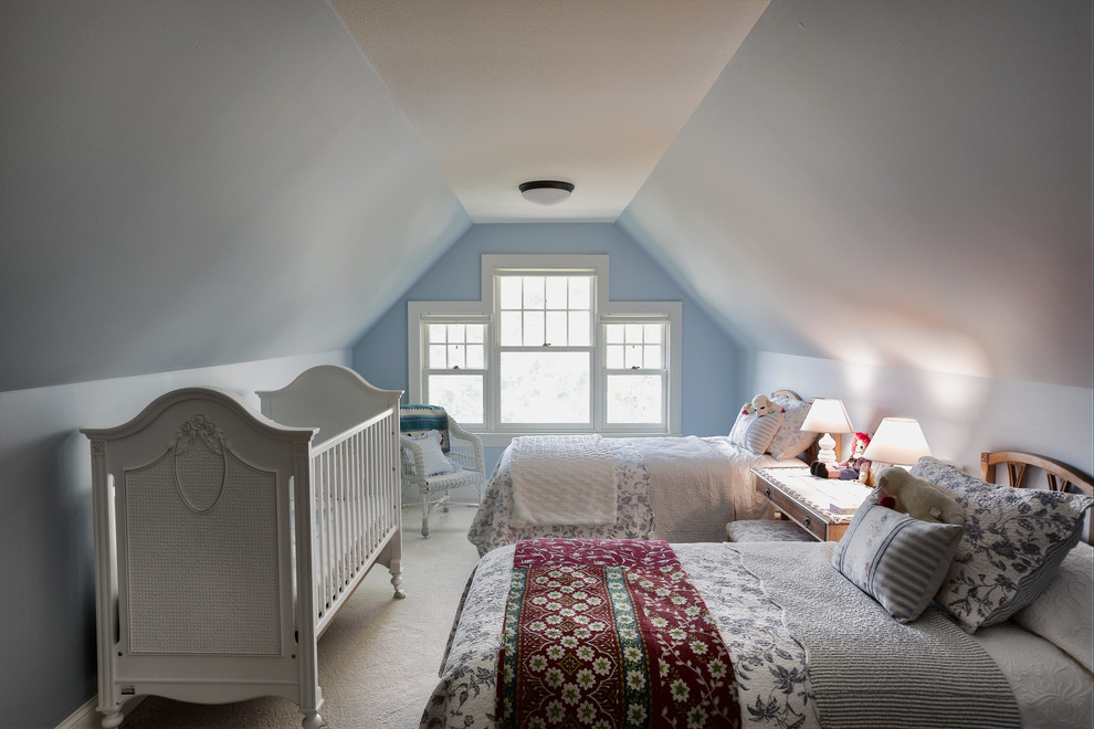 Foto på ett vintage könsneutralt barnrum kombinerat med sovrum och för 4-10-åringar, med blå väggar och heltäckningsmatta