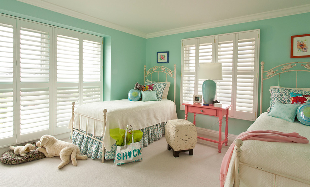 Пример оригинального дизайна: детская среднего размера в классическом стиле с спальным местом, ковровым покрытием и зелеными стенами для ребенка от 4 до 10 лет, девочки, двоих детей